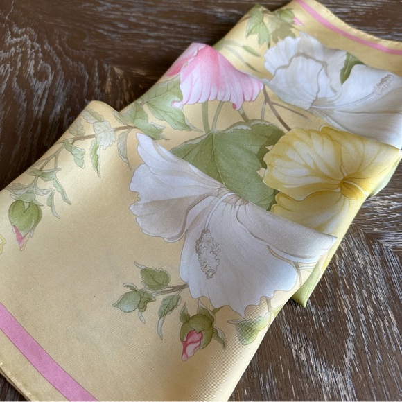 Authentic Salvatore Ferragamo Scarf - Picture 7 of 10